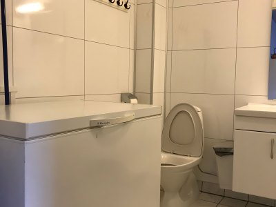 Apartment Type 1 bathroom with sink and toilet – Sotra Rorbusenter