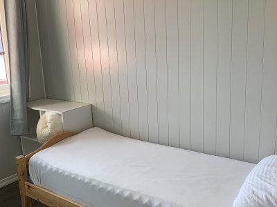 Bedroom with single bed and white bedding.
