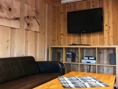 Apartment Type 3 living room with sofa and TV – Sotra Rorbusenter
