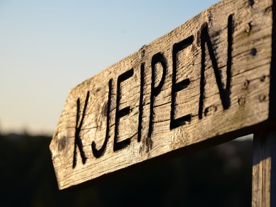 Wooden sign for Kjeipen hiking trail in Sotra.