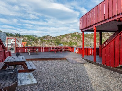Terrace with gravel floor and seating area.
